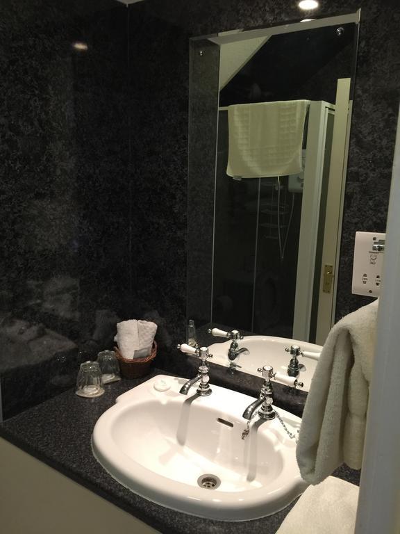 Twin Room Bathroom,403048689:JPEG