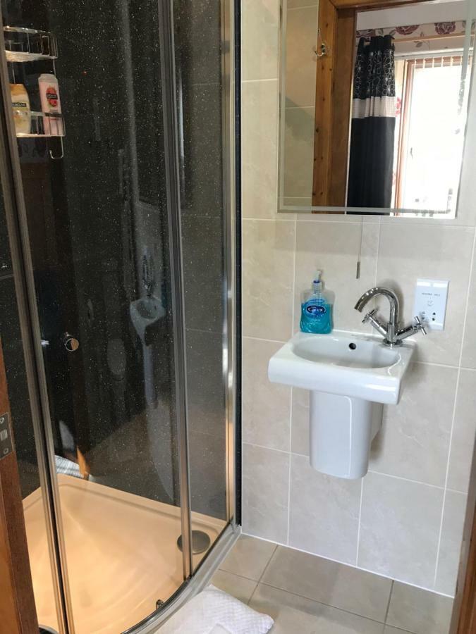 Tweepersoonskamer met 2 Aparte Bedden en Eigen Badkamer
